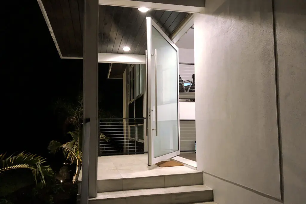 Euro-Wall Vista Pivot Door